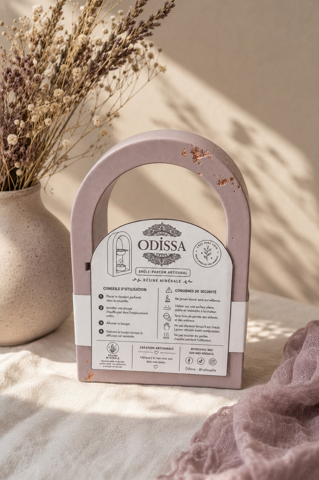 Brûle-fondants Odissa Arche Lilas Poudré – vue de profil, détail de la matière minérale