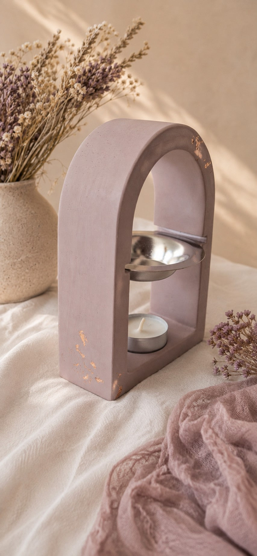 Brûle-fondants Odissa Arche Lilas Poudré – vue latérale, détail de la matière minérale