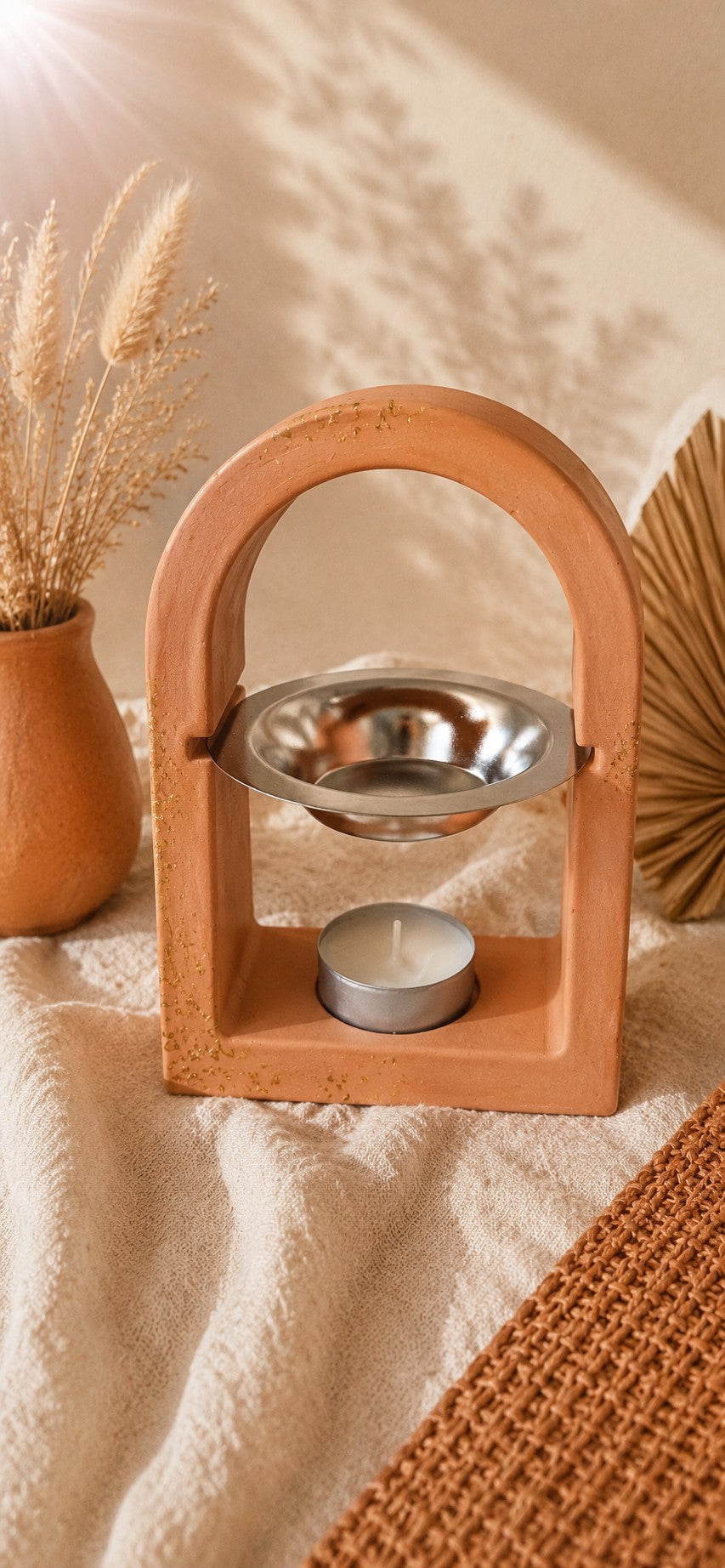 Brûle-fondants Odissa Arche Terracotta Doré – vue de profil, pièce unique faite main