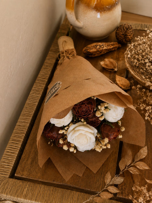 Bouquet de cire végétale Beige de Lune Odissa – composition florale ivoire et brun chocolat emballée dans papier kraft naturel