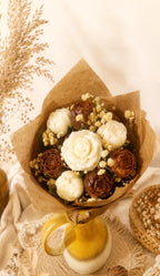 Bouquet Beige de Lune Odissa – vue de dessus, roses en cire végétale ivoire et fleurs chocolat dans emballage kraft, décoration naturelle parfumée