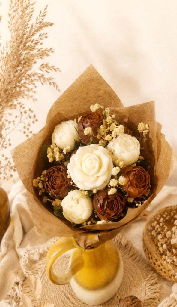 Bouquet Beige de Lune Odissa – vue de dessus, roses en cire végétale ivoire et fleurs chocolat dans emballage kraft, décoration naturelle parfumée