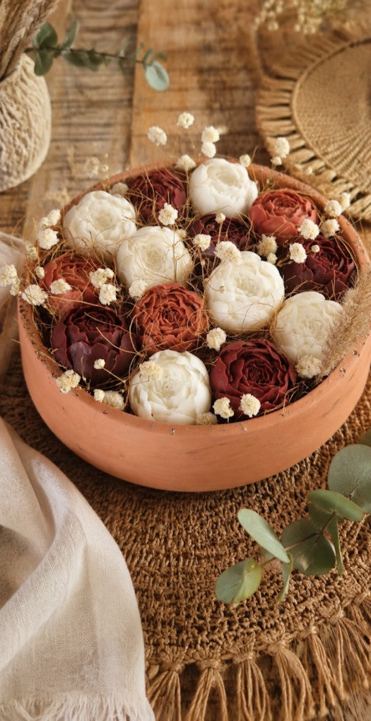 Composition florale Odissa – roses en cire végétale bordeaux et ivoire dans une vasque en résine minérale finition terracotta, gypsophile blanc et eucalyptus