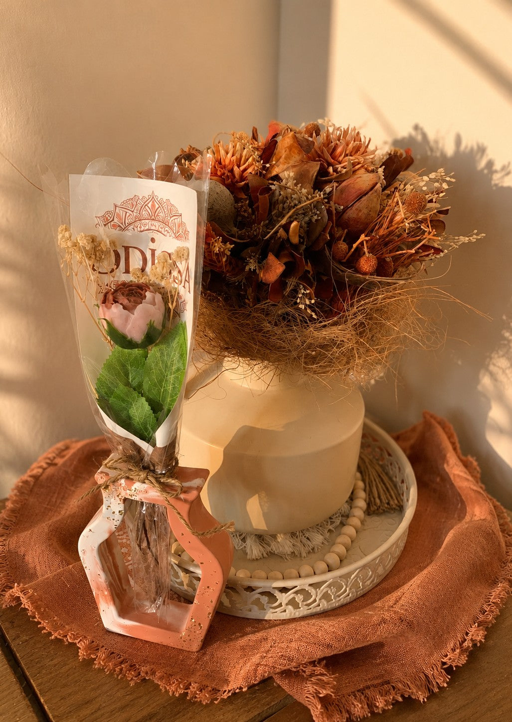 Vase ajouré en résine minérale terracotta et blanc, fait main, posé sur une table