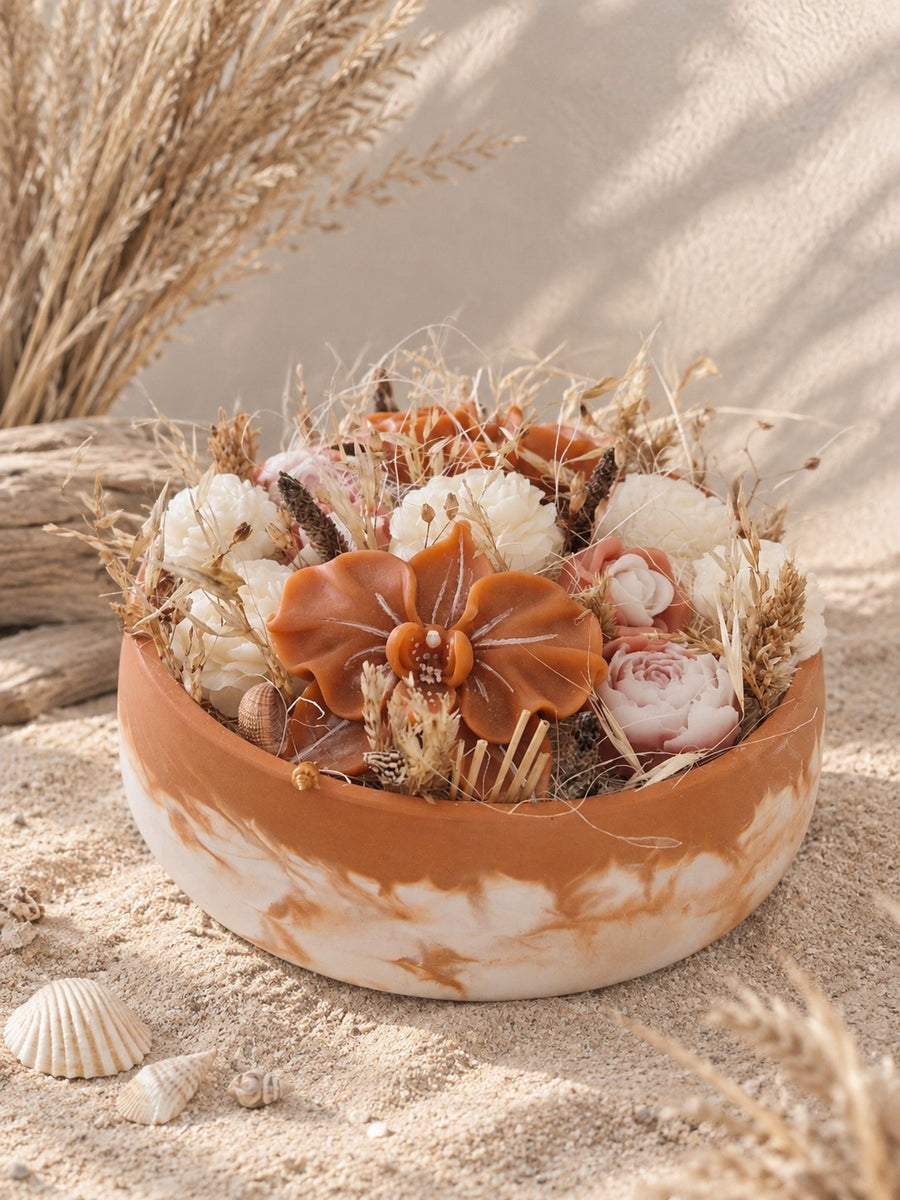 Composition florale Orchidée d’Argile en cire végétale dans sa vasque marbrée terracotta et blanc