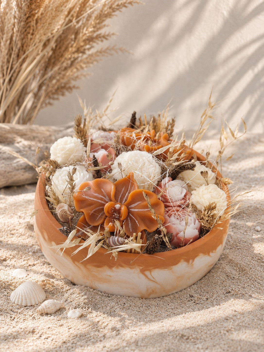 Détail des orchidées terracotta en cire et des fleurs ivoire de la composition Orchidée d’Argile