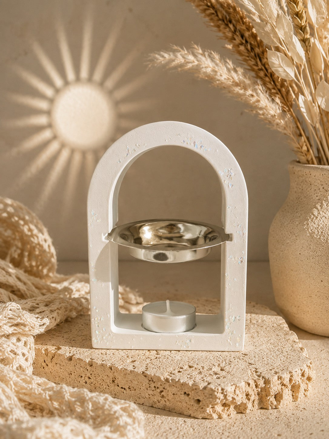Brûle-fondants Odissa Arche Blanche Nacrée – vue de profil, pièce unique faite main