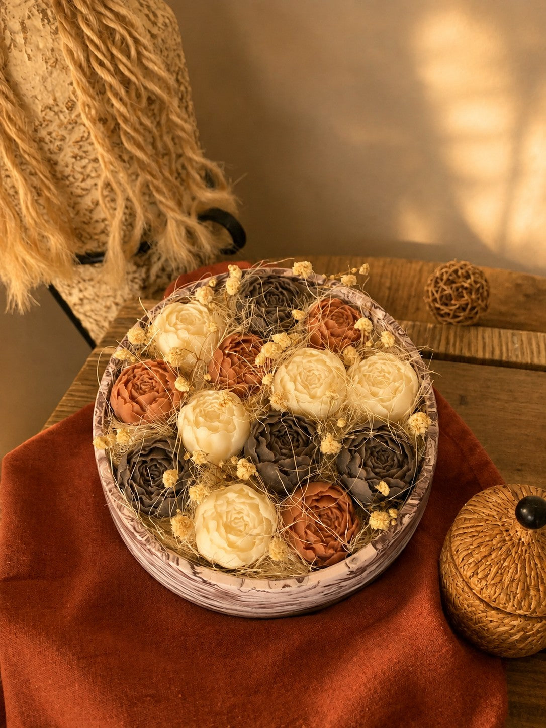 Composition florale Odissa – roses en cire végétale terracotta, gris ardoise et ivoire dans une vasque résine minérale effet marbre