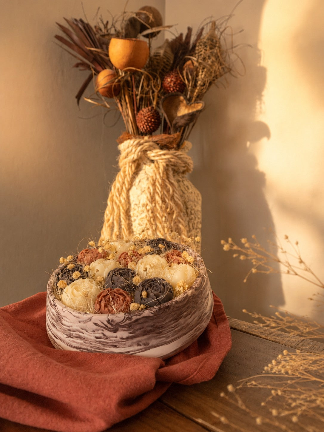 Composition florale Odissa en cire végétale dans vasque résine minérale effet marbre, mise en scène avec vase en corde et bouquet séché