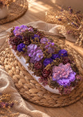 Composition florale Mauve Précieux en cire végétale, vue en plongée avec roses violettes, fleurs mauves et fleurs séchées