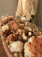 Détail des roses en cire végétale terracotta et ivoire mêlées de fleurs séchées, composition florale parfumée fait main – Odissa