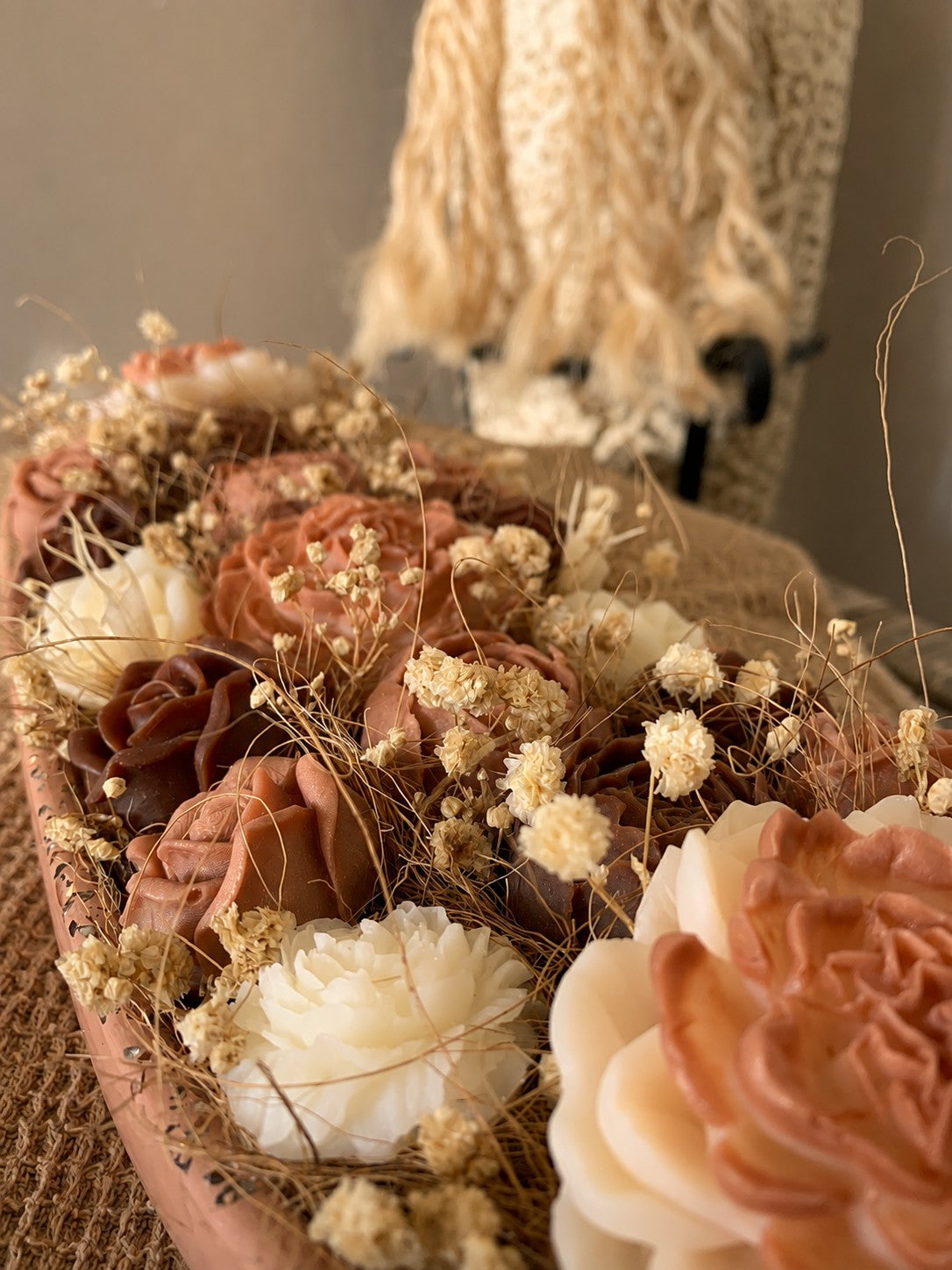 Détail des roses en cire végétale terracotta et ivoire mêlées de fleurs séchées, composition florale parfumée fait main – Odissa