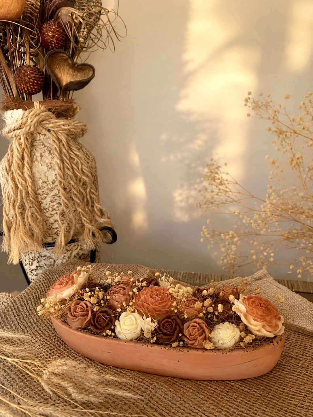 Composition florale parfumée en cire végétale, roses terracotta et ivoire dans un contenant ovale en terre cuite – Odissa