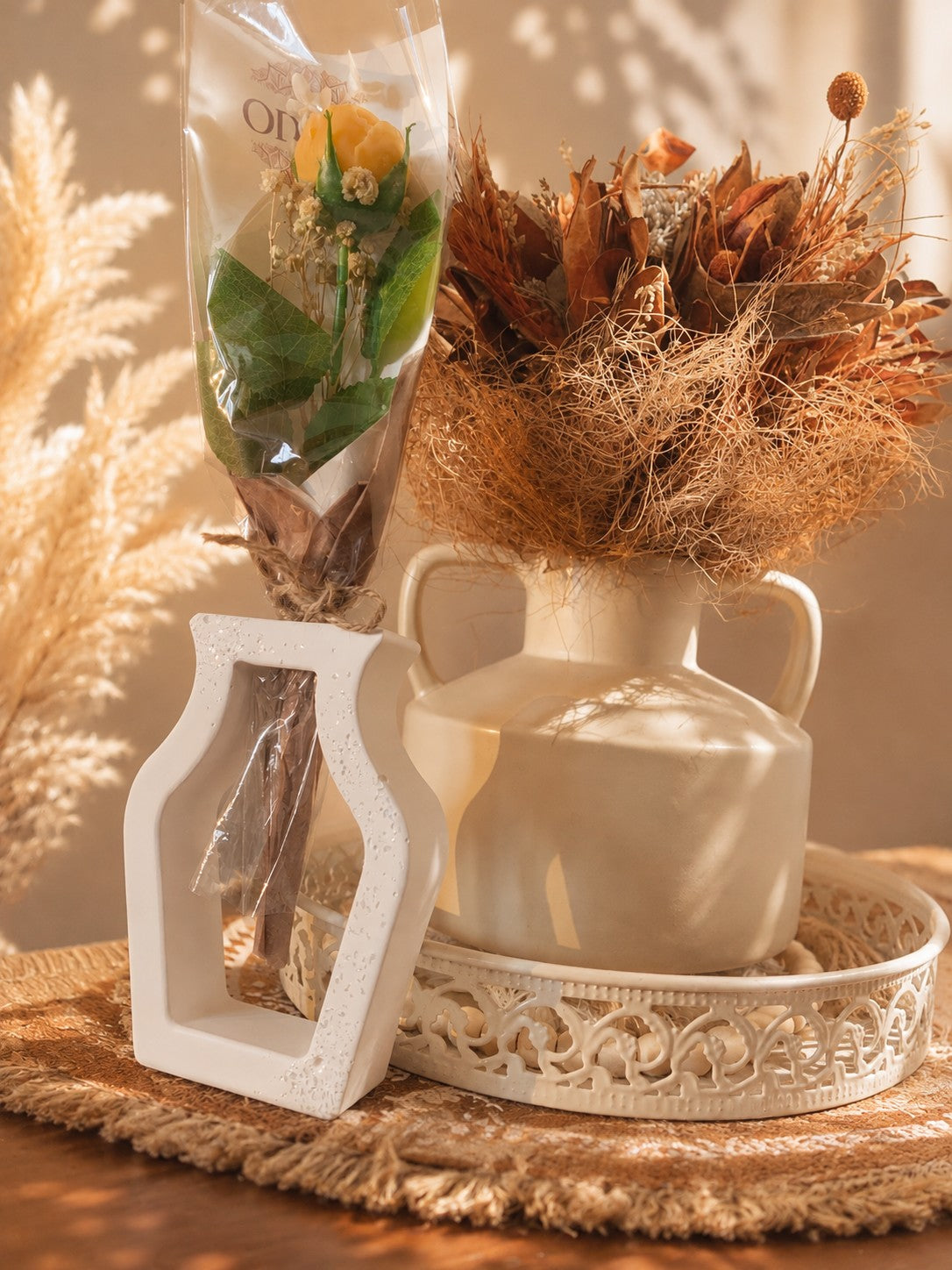 Vase ajouré blanc nacré avec sa fleur en cire végétale
