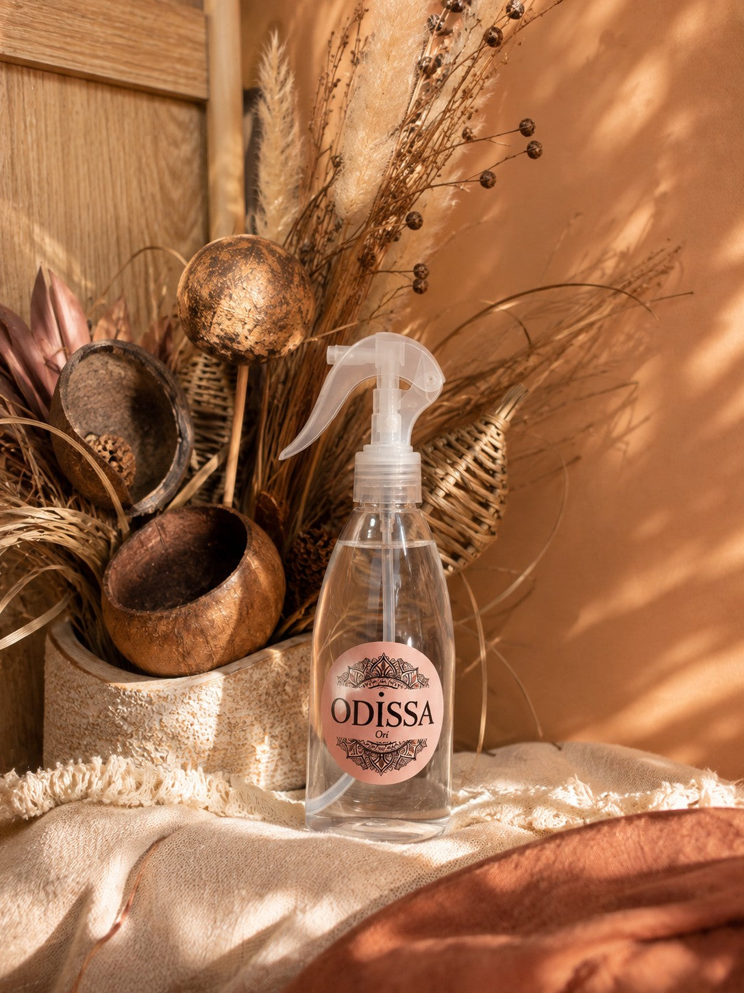Parfum d'ambiance Ori 200 ml Odissa présenté dans un décor oriental aux tons ambrés