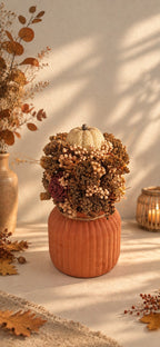 Composition florale d'automne Odissa, modèle tons froids, citrouille ivoire et baies vieux rose
