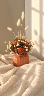 Composition terracotta avec rose en cire et fleurs séchées