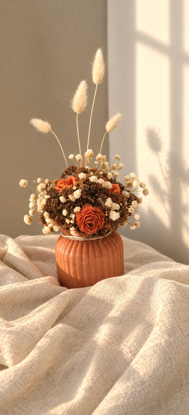 Composition terracotta avec rose en cire et fleurs séchées